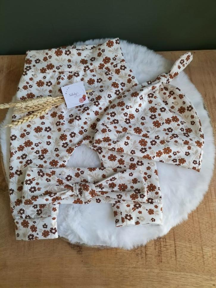 Nieuw handgemaakt • Babybroekje, mutsje & haarbandje, Kinderen en Baby's, Babykleding | Maat 50, Nieuw, Meisje, Broekje, Ophalen of Verzenden