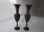 2 messing vaasjes, gegraveerd, made in India, 25 cm hoog., Huis en Inrichting, Woonaccessoires | Vazen, Overige materialen, Gebruikt