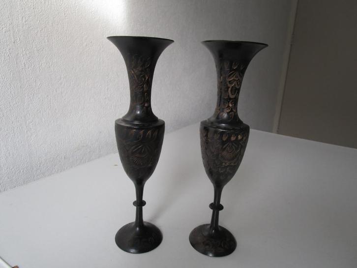 2 messing vaasjes, gegraveerd, made in India, 25 cm hoog., Huis en Inrichting, Woonaccessoires | Vazen, Gebruikt, Overige kleuren