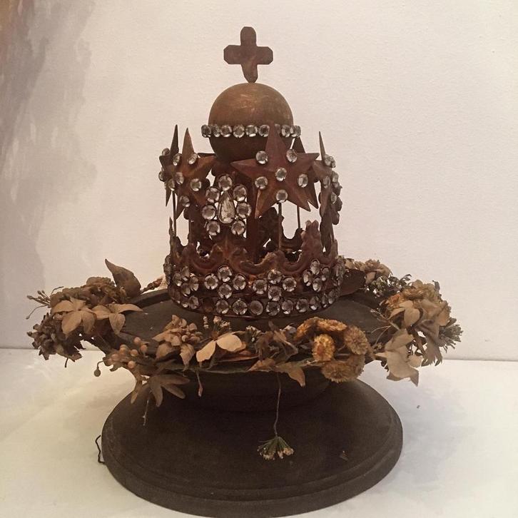 KERST TIP Antieke decoratie met kroon sokkel & zijde bloemen, Antiek en Kunst, Antiek | Woonaccessoires, Verzenden