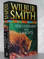 Wilbur Smith - Een luipaard jaagt 's nachts (zwart met band), Ophalen of Verzenden, Zo goed als nieuw, Nederland