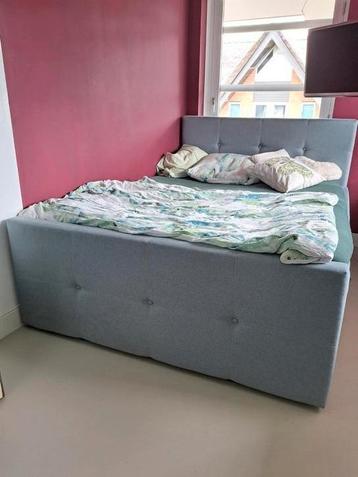 Boxspring het bed is 200x160 meter en in goede staat beschikbaar voor biedingen