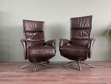 Twee bruine leren relax stoelen elektrisch en handmatig beschikbaar voor biedingen