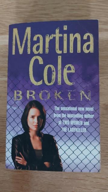 2 boeken ineen. Engels boek "Broken" van Martina Cole beschikbaar voor biedingen