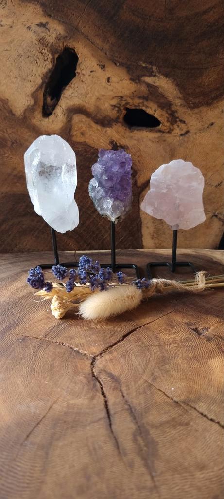 Goudendriehoek op standaard Rozenkwarts-Bergkristal-Amethis, Sieraden, Tassen en Uiterlijk, Edelstenen, Nieuw, Ophalen of Verzenden