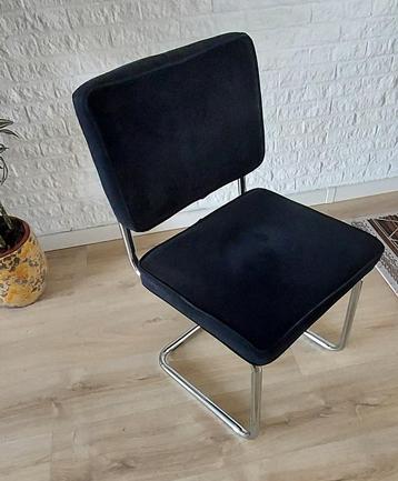 4 moderne eetkamerstoelen beschikbaar voor biedingen