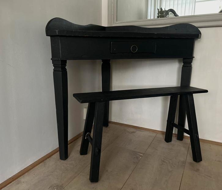 Klein zwart bankje tafeltje sober landelijk, Antiek en Kunst, Curiosa en Brocante, Ophalen
