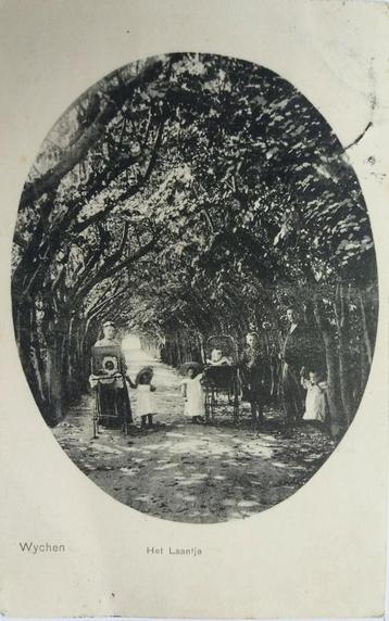 Oude gelopen briefkaart: Poseren in Het Laantje te Wijchen. beschikbaar voor biedingen