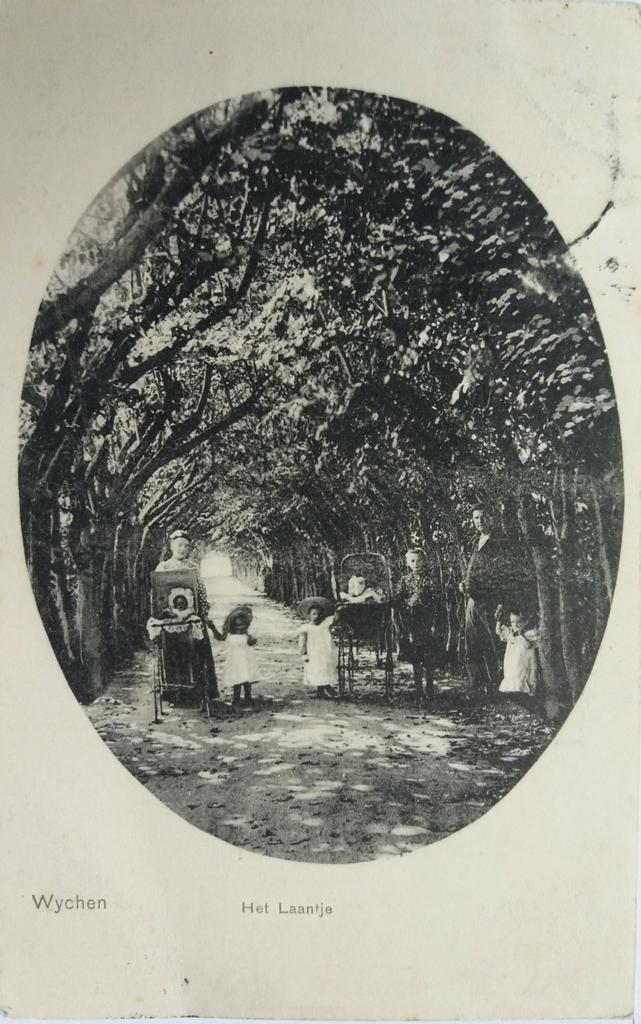 Oude gelopen briefkaart: Poseren in Het Laantje te Wijchen., Verzamelen, Ansichtkaarten | Nederland, Gelopen, Gelderland, Voor 1920