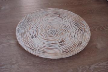 Nwe unieke houten schaal in reliëf uitgesneden diam. 40 cm beschikbaar voor biedingen