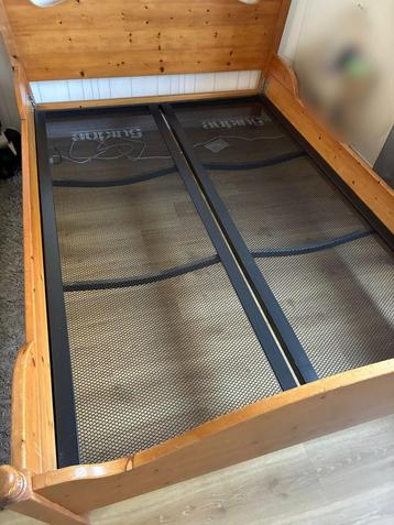 houten bed met metalen bedbodem + matras beschikbaar voor biedingen