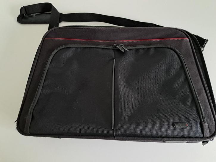 Computertas Targus zwart met rode biezen CNXL 18-50 =18 inch, Computers en Software, Laptoptassen, Gebruikt, Schoudertas, 17 inch of meer