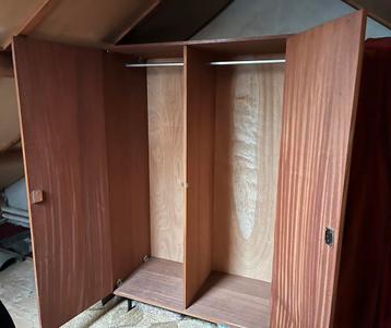 Houten dubbele kledingkast beschikbaar voor biedingen