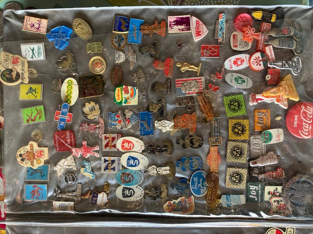 Grote verzameling speldjes incl. map - Bieden naar waarde, Verzamelen, Speldjes, Pins en Buttons, Ophalen of Verzenden, Gebruikt
