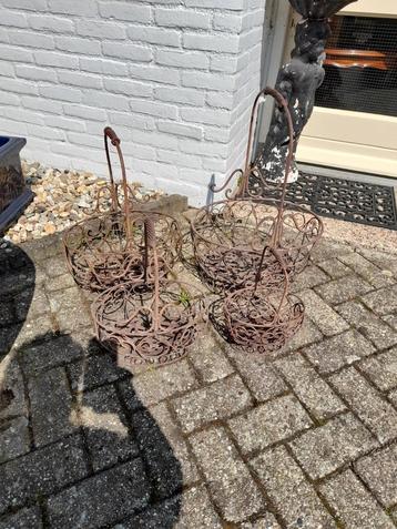 Div mooie oude brocante ijzeren hengsel manden  beschikbaar voor biedingen