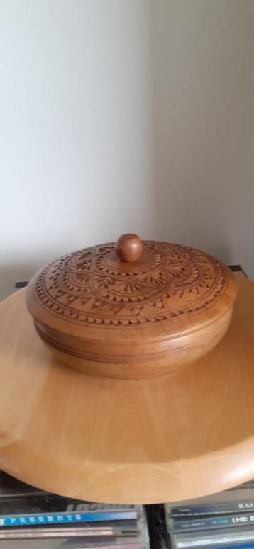 Pracht Uitgesneden Houten Dekseldoos beschikbaar voor biedingen