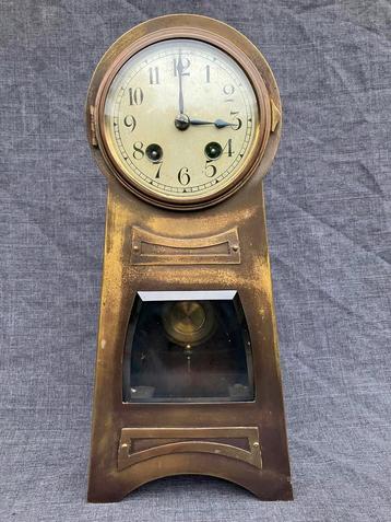 Oude klok van messing beschikbaar voor biedingen