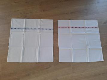 2 kussenslopen jaren 70 roosjesrand 1x blauw + 1x roze beschikbaar voor biedingen