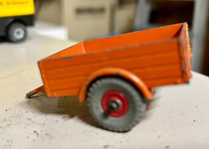 Dinky Toys 341 (1954) LAND ROVER TRAILER (ORANJE), Hobby en Vrije tijd, Modelauto's | 1:43, Gebruikt, Overige typen, Dinky Toys