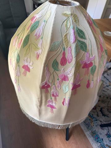 Antiek handgeborduurde lampenkap met bloemen beschikbaar voor biedingen
