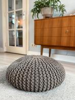 Stijlvolle grijze gehaakte poef, Huis en Inrichting, Banken | Voetenbanken en Poefen, Rond, Ophalen of Verzenden, Zo goed als nieuw