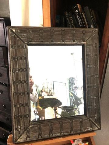 Decoratieve spiegel met houten lijst beschikbaar voor biedingen