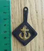 Soort hangertje of insigne met goudkleurig anker erop, Ophalen of Verzenden, Marine, Nederland, Embleem of Badge