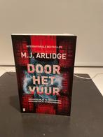 Door het vuur - M.J. Arlidge, Ophalen of Verzenden, Zo goed als nieuw, Nederland