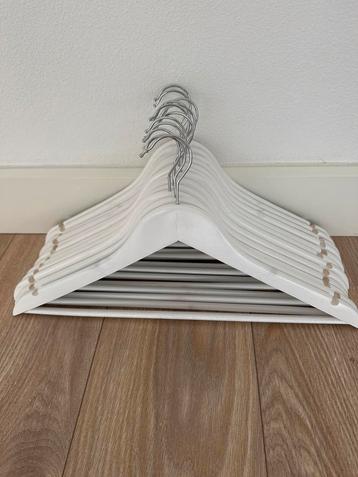 12 Witte Houten Kledinghangers beschikbaar voor biedingen
