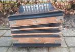 Kleinere bijzondere antieke accordeon met wat huiswerk.

Bes, Muziek en Instrumenten, Accordeons, Overige merken, Gebruikt, 32-bas
