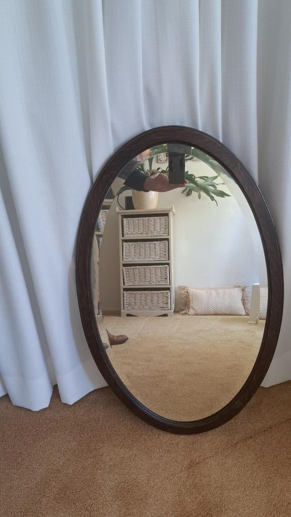 Ronde spiegel met donkerhouten lijst, Ophalen of Verzenden, Zo goed als nieuw, Rond, 50 tot 75 cm