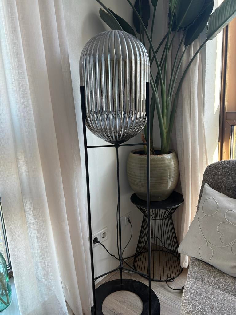 Vloerlamp van geribbeld (rook)glas - 136 cm -nieuwprijs €359, Ophalen, Zo goed als nieuw, Glas, 150 tot 200 cm
