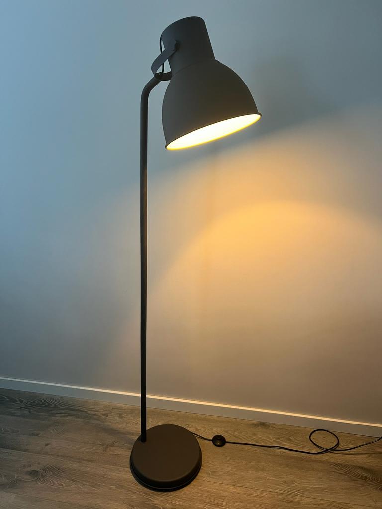 Ikea Hektar vloerlamp staande lamp grijs metaal industrieel, Huis en Inrichting, Ophalen, Zo goed als nieuw, Metaal, 150 tot 200 cm