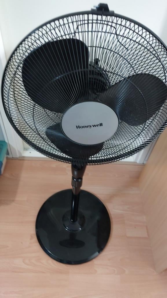 Ventilator. Zwart staande. Merk honeywell, Witgoed en Apparatuur, Ventilatoren, Ophalen, Statiefventilator