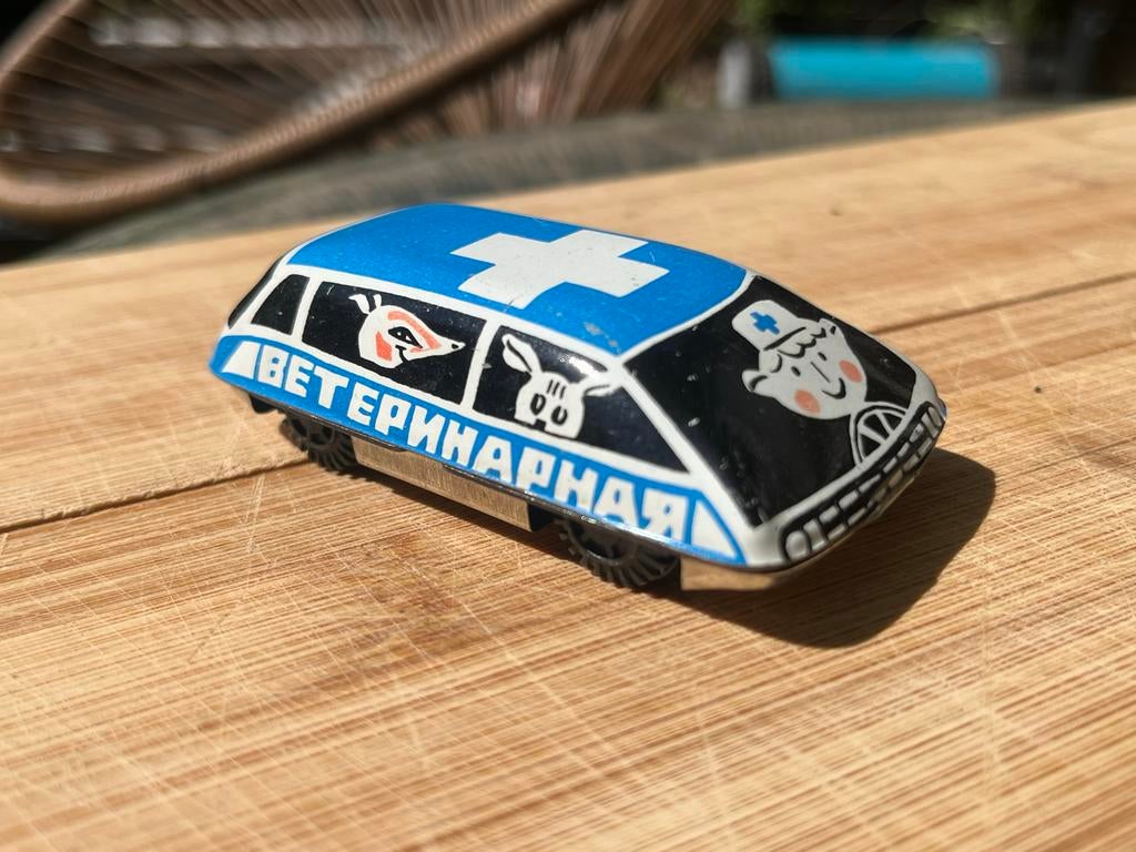 Vintage USSR Blikken Speelgoed Ambulance Raduga Veterinair, Verzenden