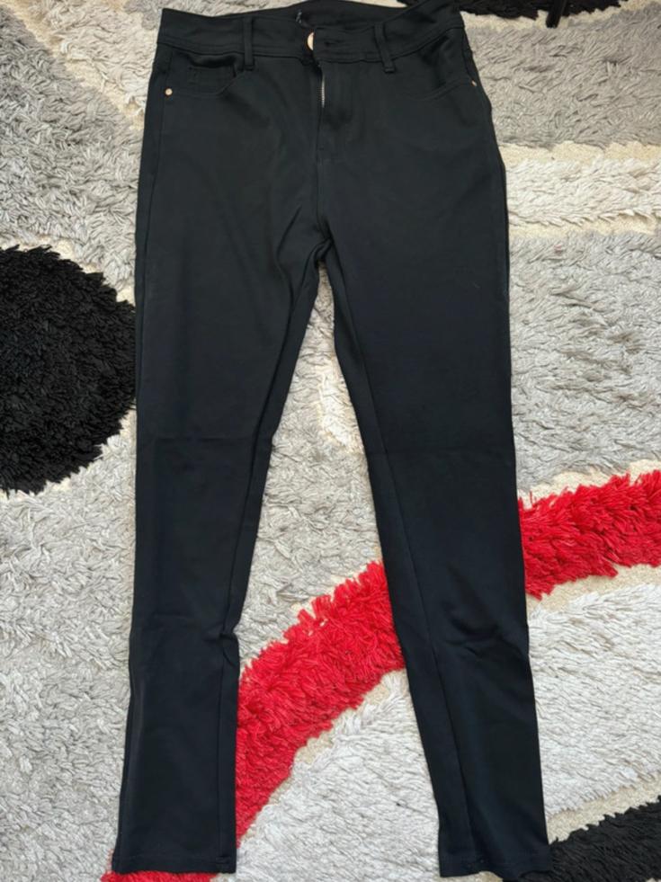 Zwarte broek maat 42, Kleding | Dames, Spijkerbroeken en Jeans, Ophalen of Verzenden, Zo goed als nieuw, Zwart, W33 - W36 (confectie 42/44)