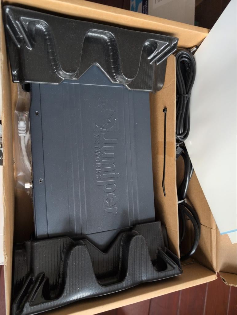 Juniper SRX210 (2x), Ophalen of Verzenden, Nieuw, Router, Juniper