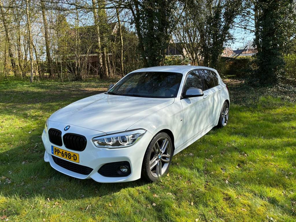 BMW 1-Serie 118i High Executive M pakket automaat uit 2017, Auto's, Alcantara, Wit, Origineel Nederlands, 650 kg
