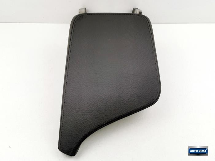 Armleuning van een Volvo XC90