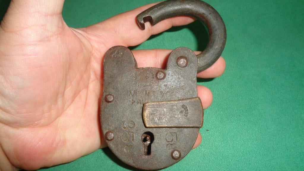 Groot antiek hangslot, Verzenden
