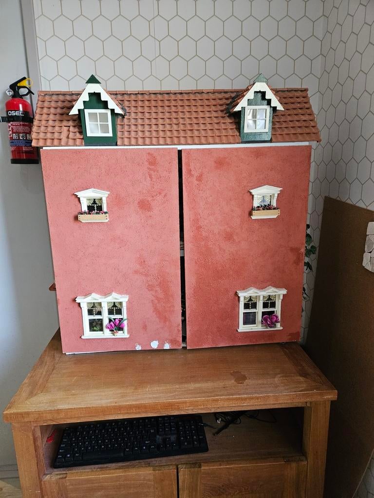 Gedetailleerd Poppenhuis met Meubels en Poppen, Verzamelen, Poppenhuizen en Toebehoren, Ophalen of Verzenden