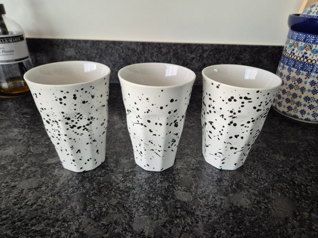 Hema mokken Mirabeau zwart/wit 3 stuks, Ophalen of Verzenden, Aardewerk, Overige stijlen, Kop(pen) en/of Schotel(s)