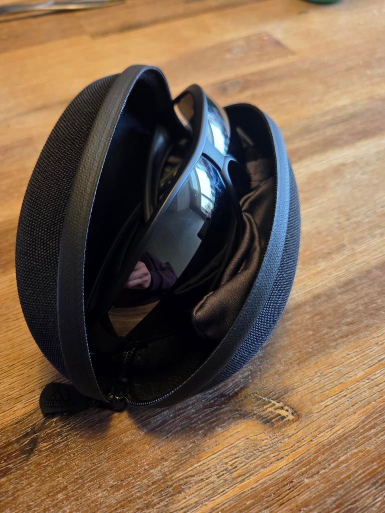 Adidas Zonnebril met Hoesje - Zo goed als nieuw, Sieraden, Tassen en Uiterlijk, Zonnebrillen en Brillen | Heren, Overige merken
