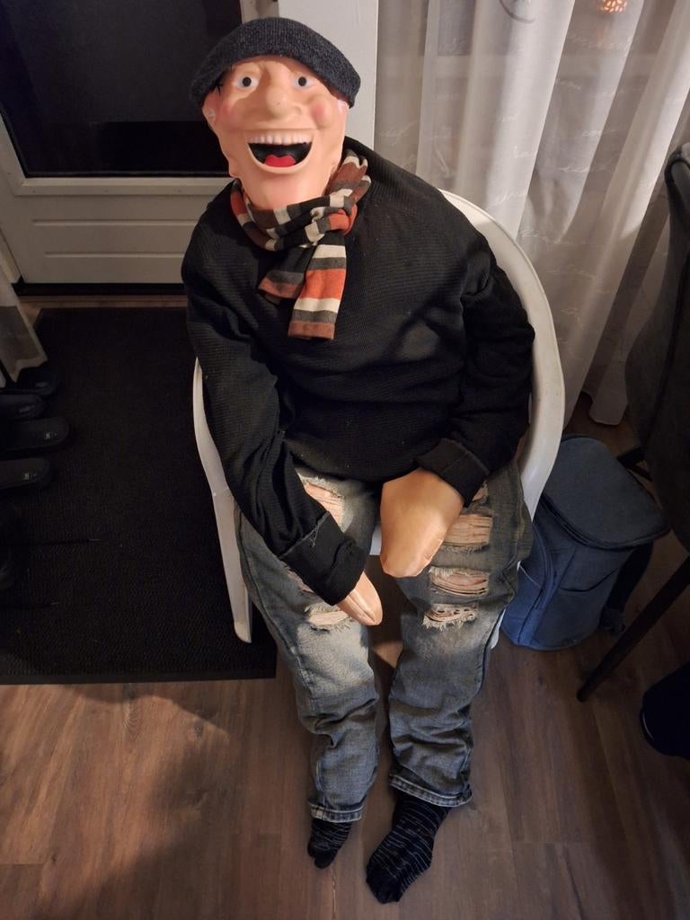 Lachende pop met muts en sjaal, Ophalen, Gebruikt