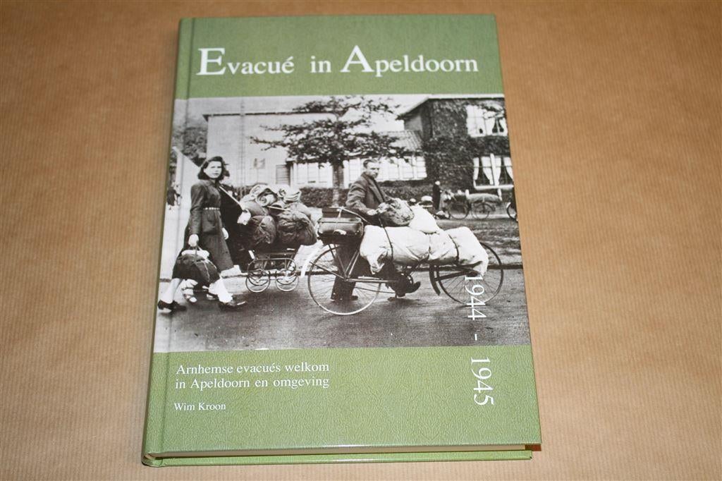 Evacue in Apeldoorn. Arnhemse evacues welkom..., Ophalen of Verzenden, Zo goed als nieuw
