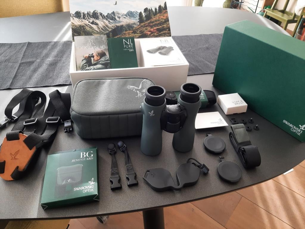 Swarovski NL PURE 8x42 incl schouderharnas en bino guard, Audio, Tv en Foto, Optische apparatuur | Verrekijkers, Nieuw, Dakkant (recht)