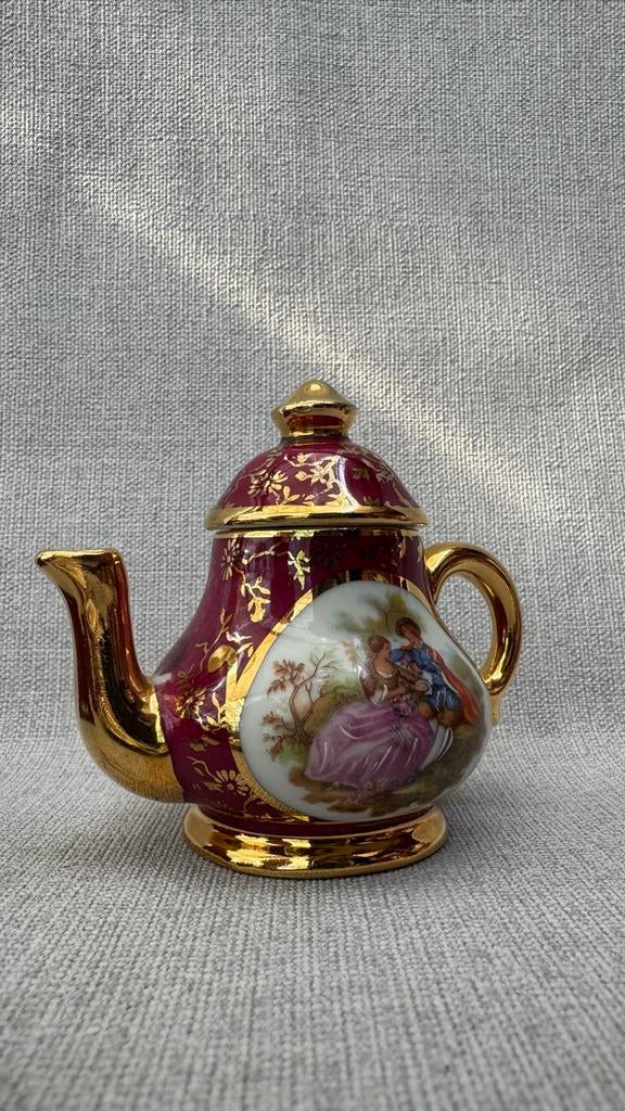 Limoges Porseleinen Theepotje met Romantische Scène, Ophalen of Verzenden