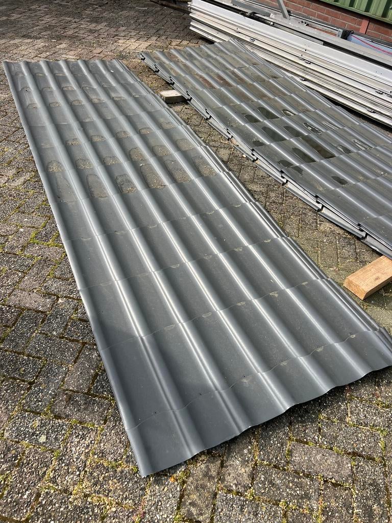 Grijze dakpanplaten - Ideaal voor schuur of overkapping, Doe-het-zelf en Verbouw, Gebruikt, 15 m² of meer, Metaal, Grijs