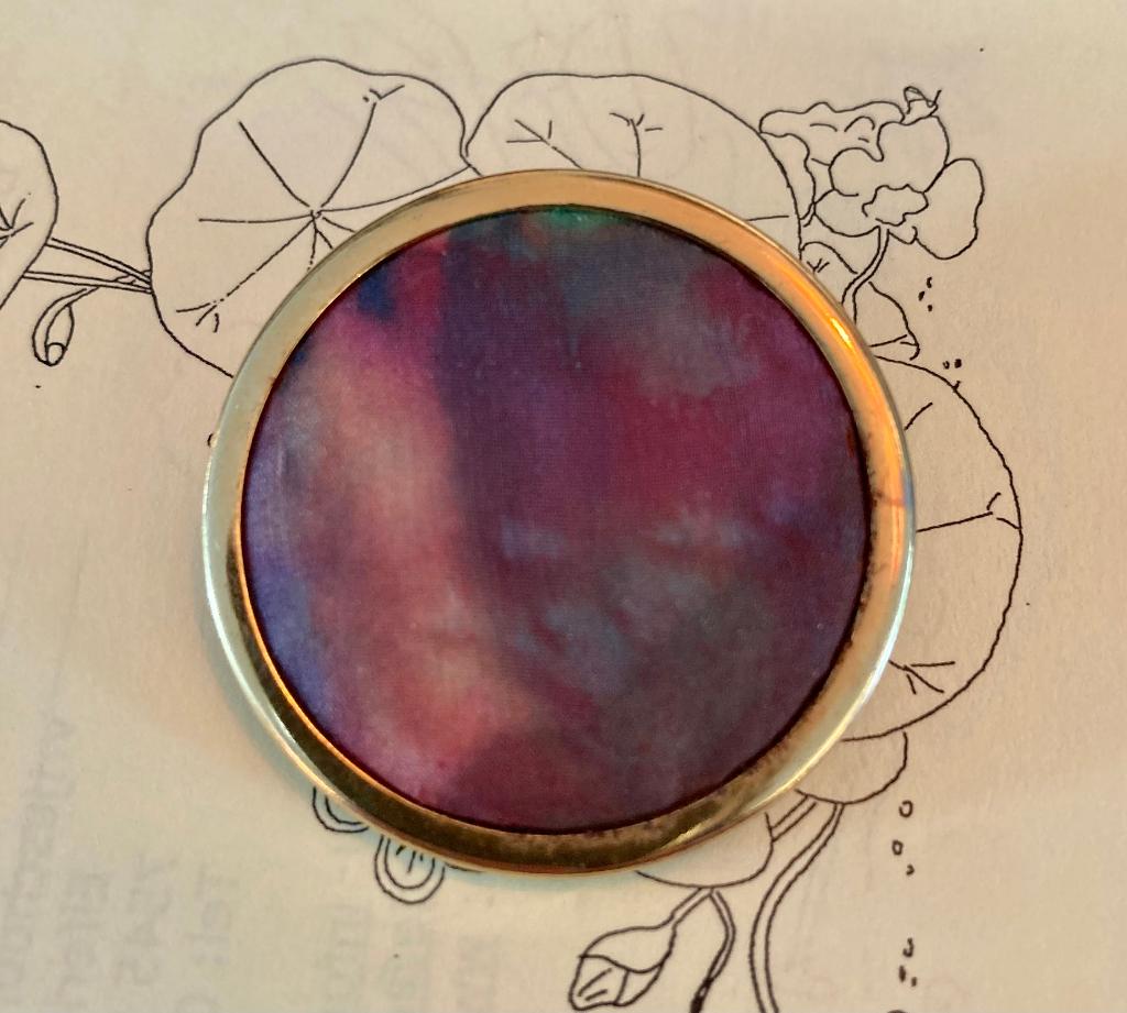 Vintage retro abstract ronde broche beschilderd zijde speld, Overige materialen, Minder dan 4 cm, Ophalen of Verzenden, Zo goed als nieuw