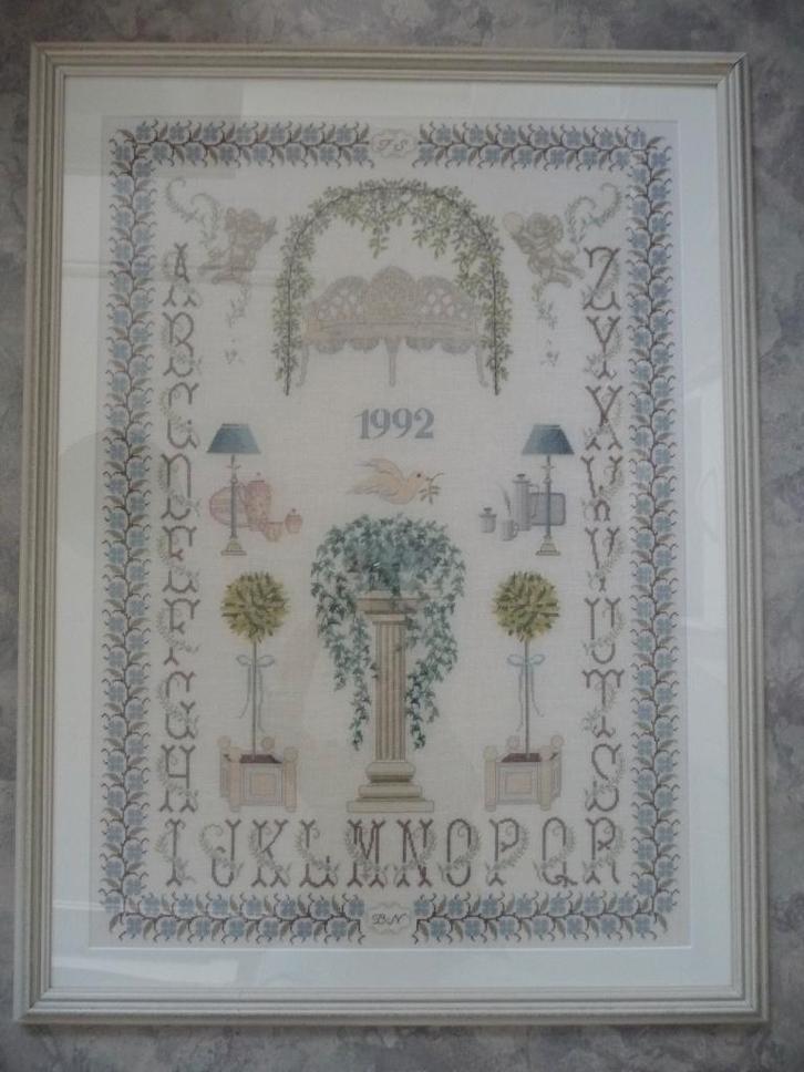 Borduurwerk merklap "Engeltjes 1992" in lijst met glas., Huis en Inrichting, Woonaccessoires | Schilderijen, Tekeningen en Foto's